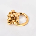 Detail van 18K vergulde ring met gepolijste metalen bollen op een witte stoffen achtergrond - US 5 / Goud