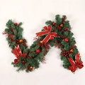 Üppige grüne Weihnachtsguirlande aus PVC mit roten Schleifen und Beeren auf weißem Hintergrund - 1,8M Ohne Licht
