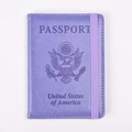 Detalle de funda de pasaporte en cuero púrpura con banda elástica y logo de Estados Unidos - Personalizado / Púrpura