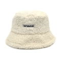 Détail du bob d'hiver en laine sherpa avec broderie de lettres HaiTalentoM - M (56-58cm) / Blanc