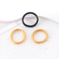 Tre braccialetti rotondi in nero e glitter oro su uno sfondo materico pulito e bianco - Set di 3 anelli opachi nero oro (50007 (Anello))