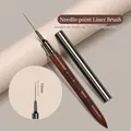 Dettaglio del pennello per unghie da 12mm con manico in sandalo e tappo in metallo - Pennello Liner Sandalo 12mm