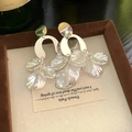 Boucles d'oreilles feuilles argentées avec pompons en perles irisées en version variant - 71# Tige en argent-Argent-Blanc
