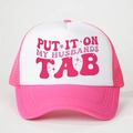 Ροζ και λευκό καπέλο trucker με τύπωμα Put It On My Husbands Tab και δίχτυ στο πίσω μέρος - Ένα μέγεθος / Τριανταφυλλί