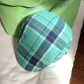 Grün-orange karierte Schirmmütze auf weißem Bett mit grüner Tragetasche - M (56-58cm) / Grünes Karo