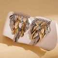 Detailansicht der gemischten Gold- und Silberblatt-Quastenohrringe auf Keramik - Zweifarbiger Weidenblatt Quasten Stil / Gold Silber Zweifarbig