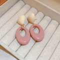 Vista de detalle de pendientes de corazón bicolor con colgantes en estuche de joyas - Pendientes colgantes de corazón rosa y óvalo (Pin de plata S925)