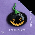 Dettaglio ciondolo zucca nera che mostra dimensioni di 2,9x2,5 cm e peso di 3 grammi - Zucca Sorridente con Vite Verde - Nero