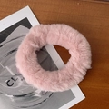 Nahaufnahme des rosa flauschigen Plüsch-Haargummis mit weicher Kunstfell-Struktur auf Weiß - Altrosa