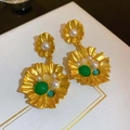 Orecchini a fiore vintage dorati con perle e gemme verdi su espositore bianco - Fiore increspato con gemme blu e verdi (77#)