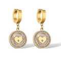 Makro-Detail goldener Ohrringe mit Zirkonia, Perlmutt-Inlay und kleinem Herz-Motiv - Gold Weiß Perlmutt Herz (44017)