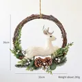 Corona de Navidad con ciervo de peluche blanco, piñas y agujas verdes, 33x36cm de alto - Corona de Reno Blanca de 36CM / Blanco