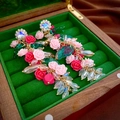Dettaglio di orecchini vintage con nappe di cristallo e rose in resina su velluto - Perno in Argento - Orecchini Pendenti con Nappe e Fiori Pastello