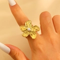 Hammered gold flower ring featuring a central white pearl for a vintage aesthetic - Gold (4829)