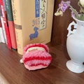 Custodia AirPods in peluche a righe rosa con ciondolo a perla e morbida lana - Righe Rosa