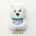 Détail d'un pendentif chiot en peluche de 9,5 cm avec broderie Little Baby et bavoir - Grand/Dos Ouvert / Blanc