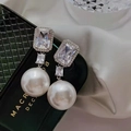 Boucles d'oreilles pendantes avec grands zircons rectangulaires et perles sur boîte à bijoux - Argent avec strass blancs