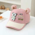 Detailaufnahme der rosa Kinder-Baseballkappe mit 3D-Ohren und Cartoon-Bären-Patch - 52cm (3-6 Jahre) / Rosa