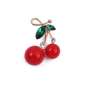 Elegante spilla a ciliegia rossa con foglie di gemme verdi e steli dorati su sfondo bianco - Stile 2 (Rosso/Verde/Oro)