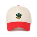 Détail de la casquette 5 panels rouge et crème avec broderie de cactus sur le devant - Blanc cassé et Rouge