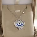 Collier pendentif cœur œil protecteur minimaliste avec strass sur boîte à bijoux - Cœur Mauvais Œil