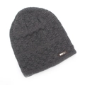 Detailaufnahme einer dunkelgrauen Strickmütze mit Leder-Patch und Karomuster-Struktur - Grau