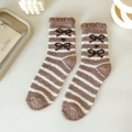 Plüschige Korallenvlies-Socken mit braun-weißen Streifen und dekorativer Schleife - Gestreifte Schleife
