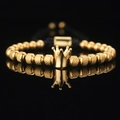 Detalle de la cuenta de corona dorada con circón en una pulsera tejida negra ajustable - Corona de Oro 6 Cuentas de Piña