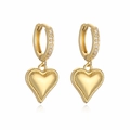 Nahaufnahme goldener Herzohrringe mit funkelnden Zirkonsteinen am Huggie-Verschluss - Gold Pave Zirkon Herz Hoop (CE00175CX)