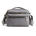 Borsa a tracolla grigia in nylon impermeabile per donna con tasche multiple a zip - Grigio chiaro