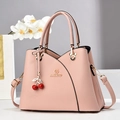 Sac à main en cuir PU rose avec breloque cerise et décor d'orchidées dans un salon - Rose
