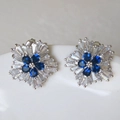 Schneeflocken-Ohrstecker mit blauen Zirkonia und silbernem Finish für Damen - E1413 Blauer Diamant