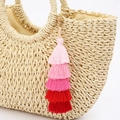Charm de sac bohème dégradé rose à cinq couches sur un sac tissé avec fermoir doré - Dégradé de Rose / 22cm