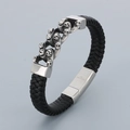 Bracciale da uomo in pelle nera intrecciata con teschi in acciaio e chiusura magnetica - Stile Catena in Rilievo a Teschio (KB67841-BD)