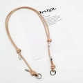 Detail eines rosa PU-Leder-Taschenriemens mit silbernen Metallschnallen und Knotendesign - Silberne Ringschnalle / Khaki