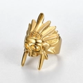 Dettaglio dell'anello teschio indiano dorato in acciaio con corona piumata incisa - Taglia US 8 / Oro