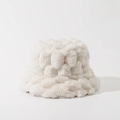 Detail van witte pluche vissershoed met getextureerd vierkant patroon voor winterwarmte - M (56-58cm) / Wit