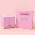Roze geschenkdoos met gouden roosmotief, bijpassende tas en Best Wishes tekst voor sieraden - 8x7.5x8cm / Roze