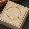 Pulsera de cadena dorada con mariposa y gema azul sobre un joyero de calidad - Estilo Mariposa Azul (3#)