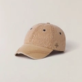 Vue macro de la casquette kaki en coton délavé avec broderie croix et œillets en métal - Taille unique / Brun steppe