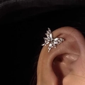 Elegante zilveren vlinder oormanchet met zirkonia gedragen op het oorkraakbeen - Oorkraakbeen Clip - Zilver Linker oor