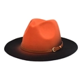 Dettaglio del cappello fedora sfumato arancione e nero con cinturino in pelle marrone - Arancione + Nero