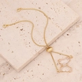 Nahaufnahme eines 18K Gold Schmetterlingsarmbands mit Bernsteinflügeln und verstellbarer Kette - Weiß