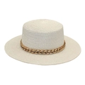 Détail de la paille tressée et de la chaîne dorée sur ce chapeau de soleil beige - Blanc pur