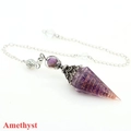 Detailansicht eines Amethyst-Hexagonal-Anhängers mit Kupferdrahtwicklung und Silberkette - Amethyst