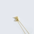 Elegante collana dorata con ciondolo a lettera K e perle bianche incastonate - Lettera K
