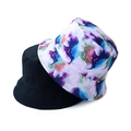 Detailansicht von Anglerhüten in Schwarz und mit buntem Tintenmuster mit Stoffstruktur - Erwachsene 55-58cm / Tuschewasch-Stil (2)