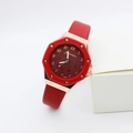 Vue détaillée du boîtier octogonal en or rose avec cadran floral rouge et bracelet cuir - Rouge