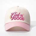 Dettaglio del ricamo God IS GOOD sul cappellino bicolore crema e rosa in cotone - Bianco Sporco e Rosa