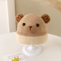 Detalle del gorro de punto de oso para bebé con tejido de canalé y bordado M suave - 2-5 Años / Caqui